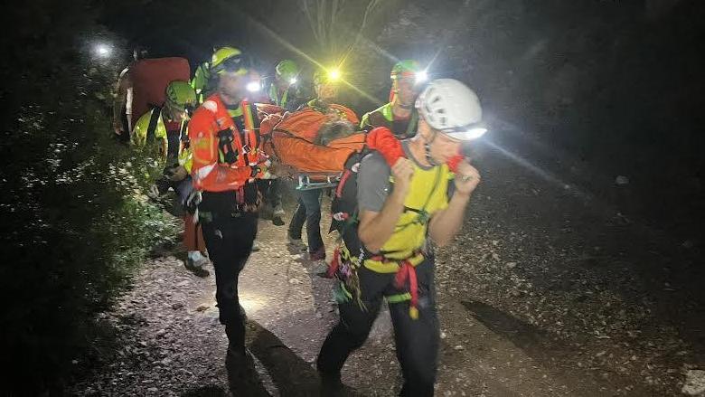 Escursione a Gorropu, 34enne scivola e si infortuna: per salvarla arriva l’elicottero e 14 soccorritori