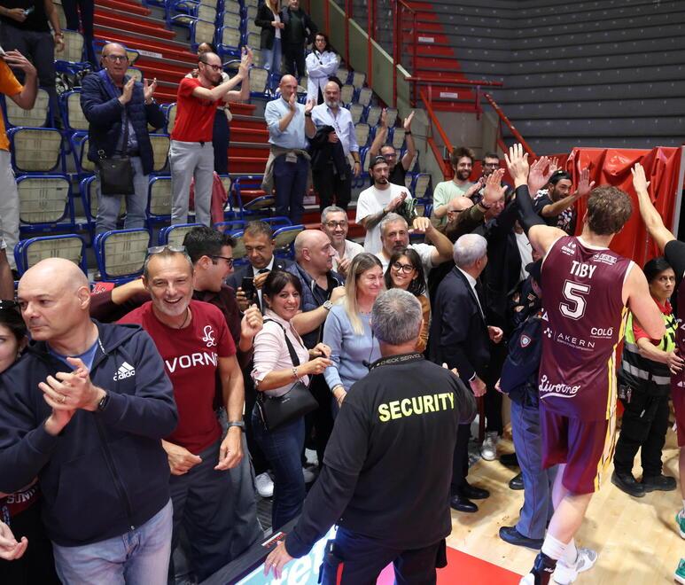 Alcuni tifosi festeggiano (foto Nucci/Innocenti)