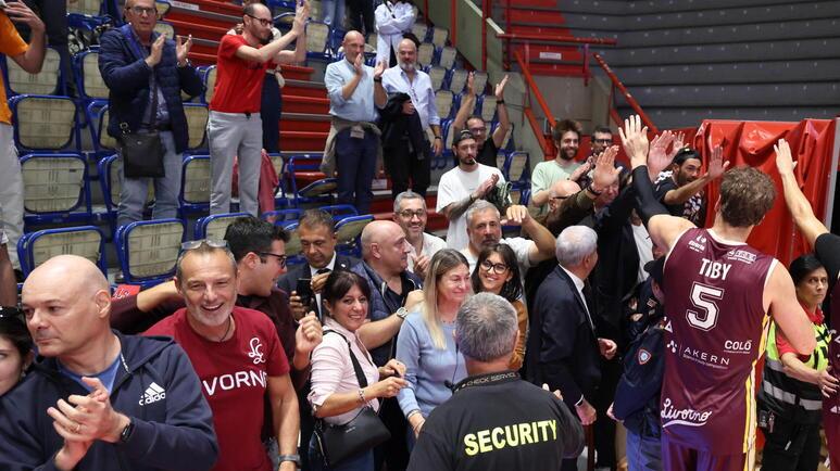 Alcuni tifosi festeggiano (foto Nucci/Innocenti)