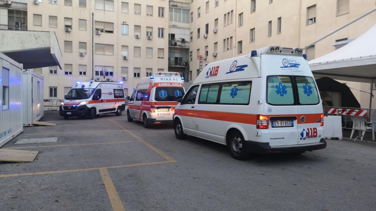 ambulanze in fila al Santissima Annunziata di Sassari