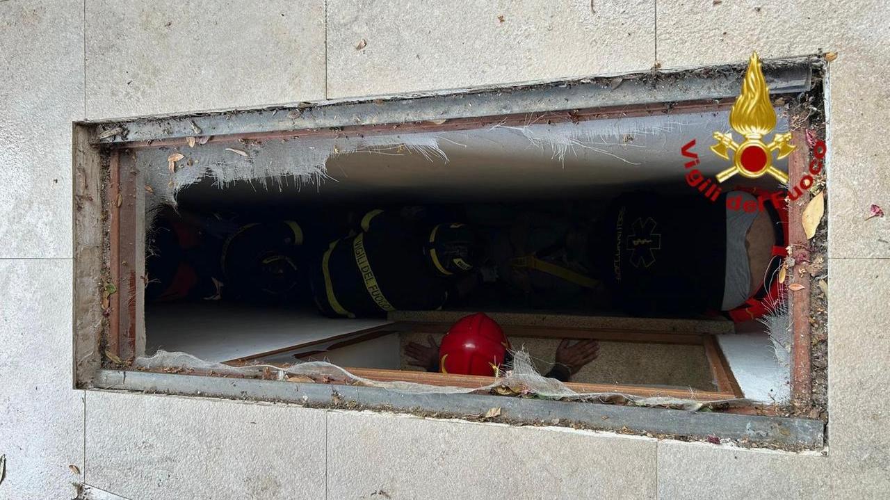 Donna precipita in un’intercapedine: salvata dai vigili del fuoco