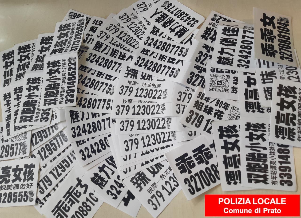 
	Gli adesivi sequestrati dalla polizia municipale

