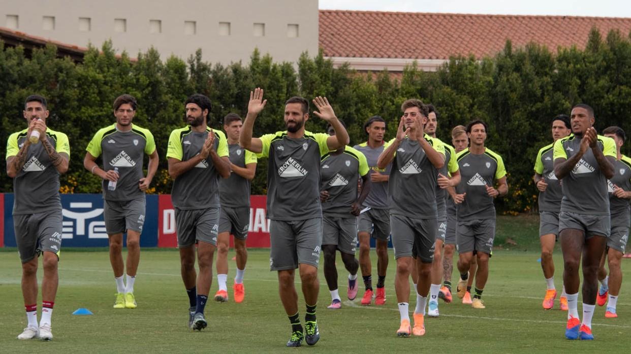 Il saluto dei rossoblù ai tifosi ad Assemini (foto Mario Rosas) 