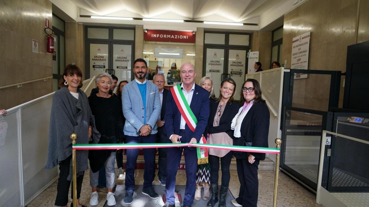 L'inaugurazione dell'ingresso principale del Palazzo dell'Anagrafe dopo il restyling (foto Stick)