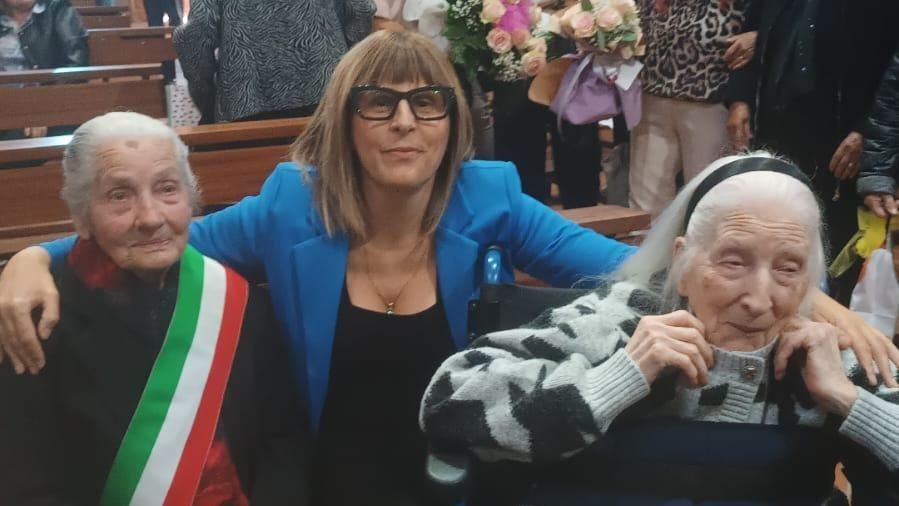 Alla festa per i cento anni c’è la compaesana di 105: l’incredibile record