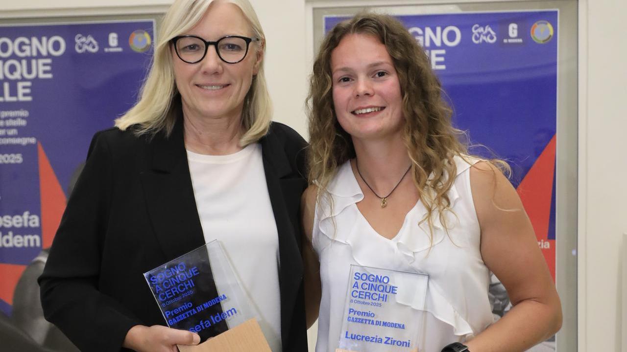 Josefa Idem e Lucrezia Zironi con il premio Gazzetta (Foto Ben)