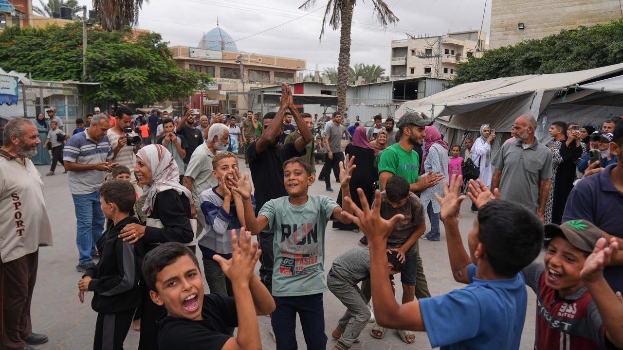 Bambini festeggiano a Gaza l'accordo