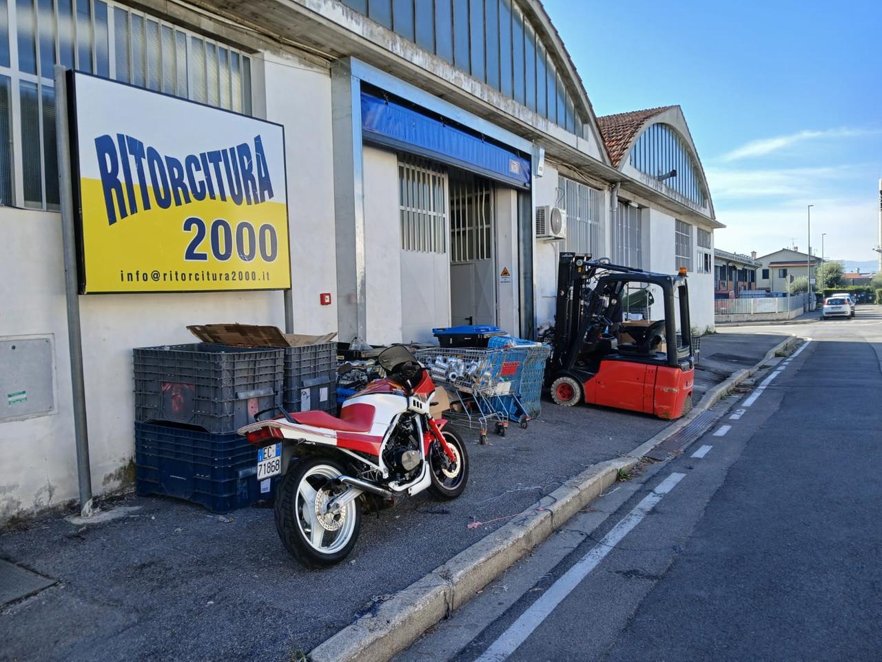 
	Il marciapiede di via Udine di nuovo occupato dal materiale dell'azienda

