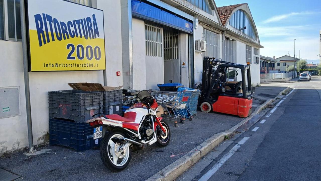 Il marciapiede di via Udine di nuovo occupato dal materiale dell'azienda