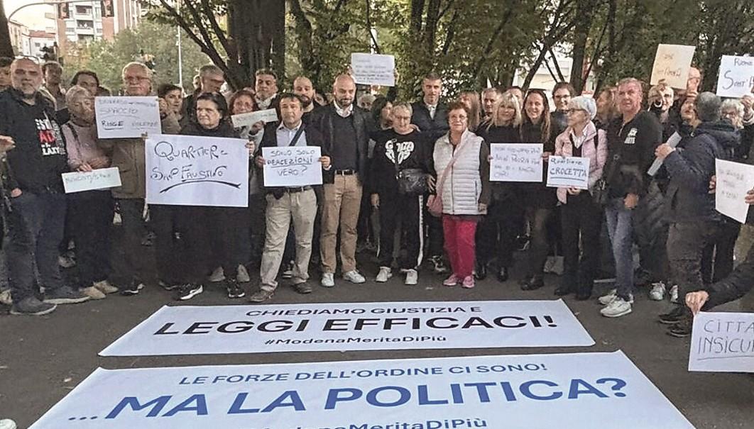 In 200 al sit-in per la sicurezza: «Abbiamo paura, ora basta»