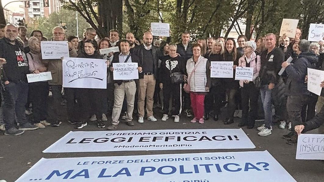 In 200 al sit-in per la sicurezza: «Abbiamo paura, ora basta»