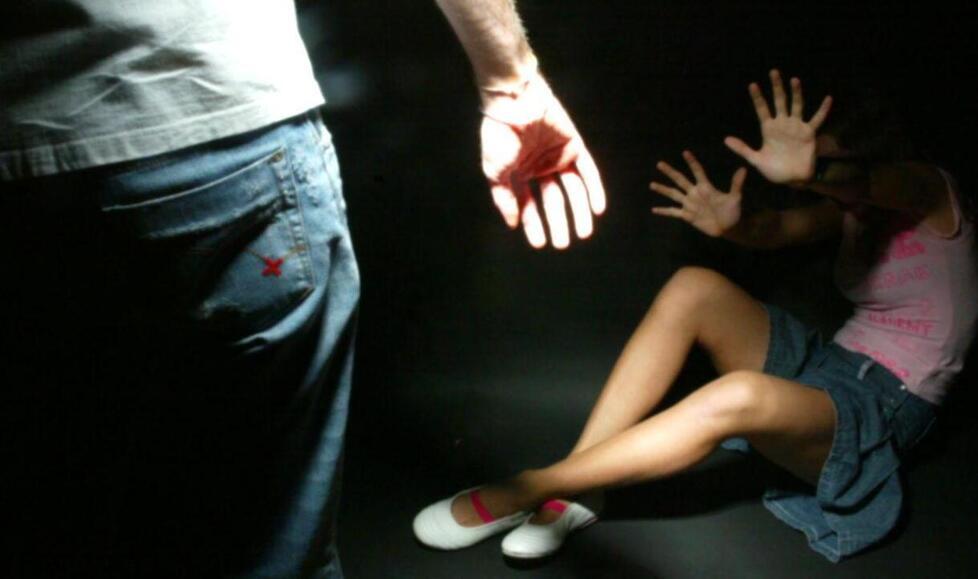 Resta incinta, fugge e lo denuncia dopo anni di botte e imposizioni