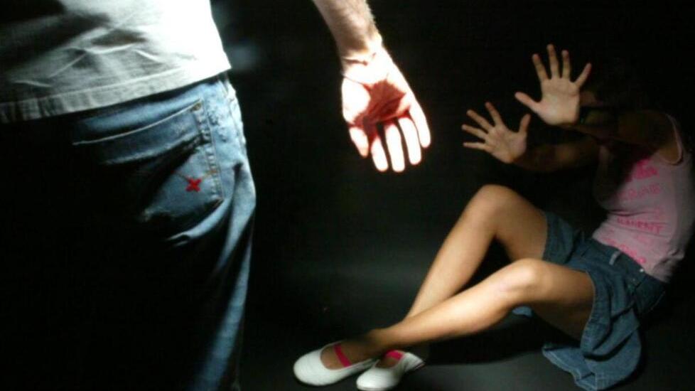 Resta incinta, fugge e lo denuncia dopo anni di botte e imposizioni