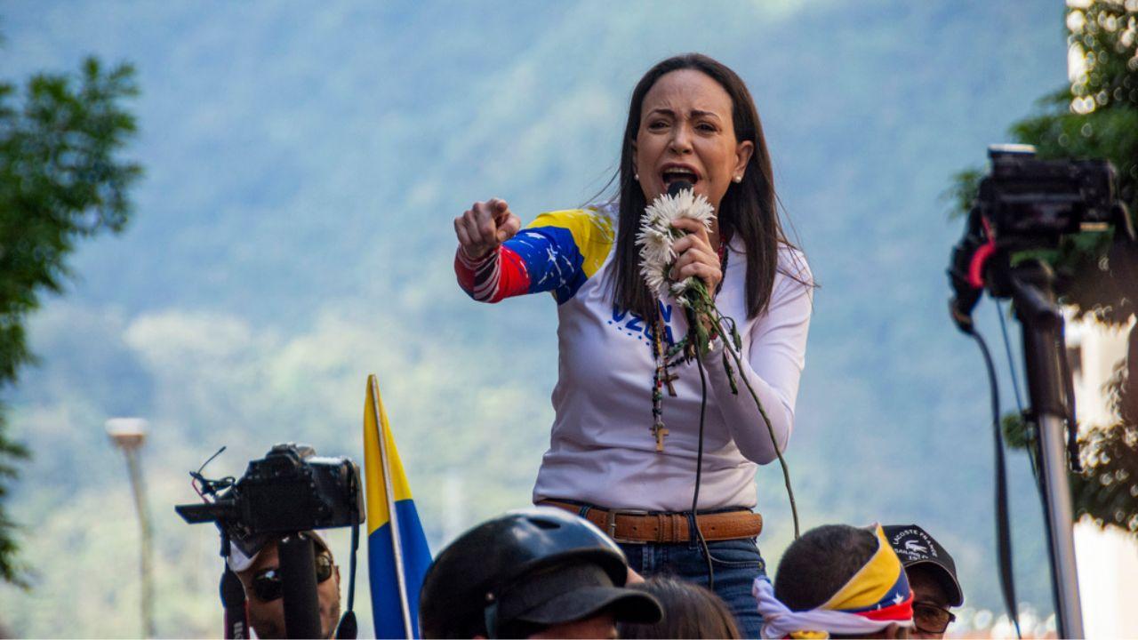 Maria Corina Machado (Foto Jimmy Villalta/VWPics via AP Images, via <a href="https://www.lapresse.it/cultura/2025/10/10/nobel-per-la-pace-2025-a-maria-corina-machado/">LaPresse</a>)