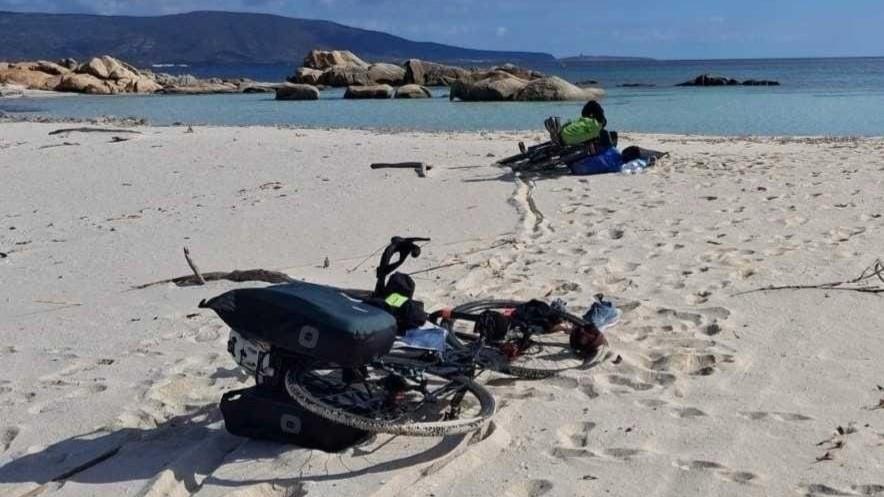 Turiste con le bici sulle spiaggia protetta dell’Asinara: multate