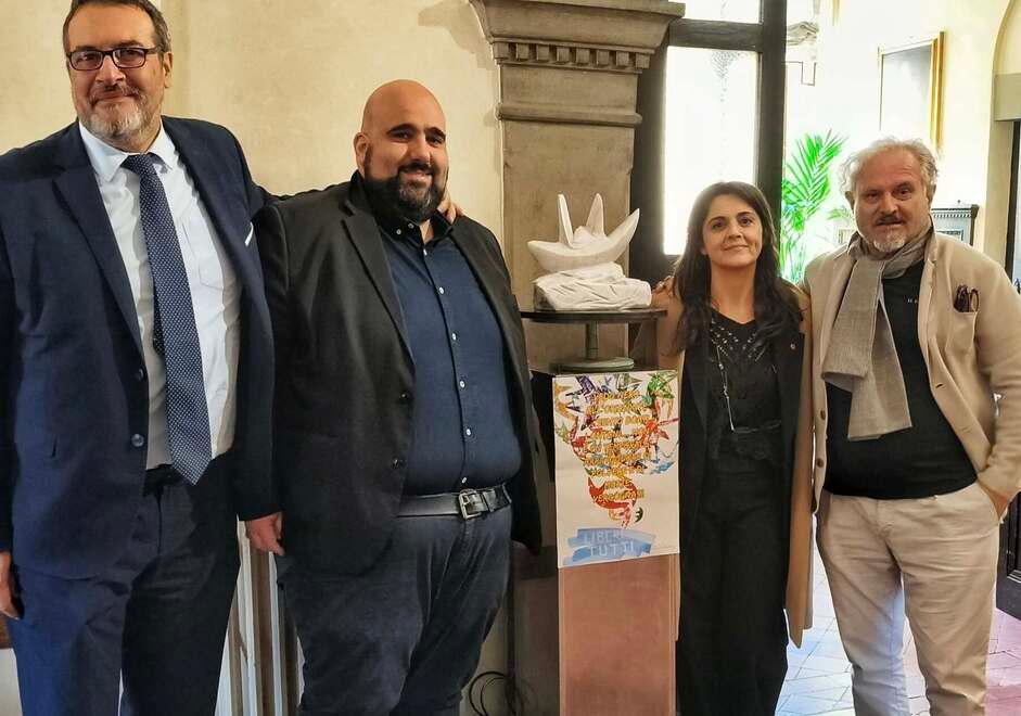 Una barca della Flotilla in marmo: l’opera dell’artista Silvio Viola esposta in Comune a Pescia