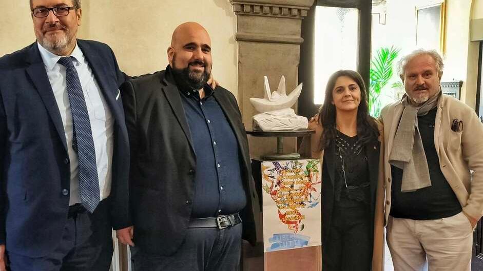 Una barca della Flotilla in marmo: l’opera dell’artista Silvio Viola esposta in Comune a Pescia