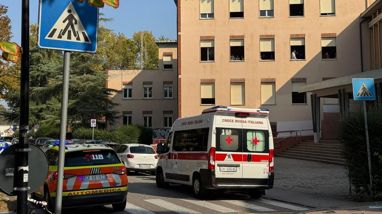 Malore in una scuola superiore di Ferrara, arriva l’ambulanza con codice di massima gravità