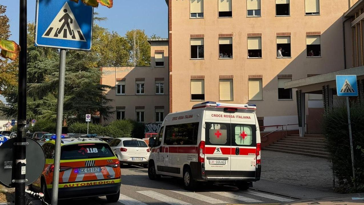 Malore in una scuola superiore di Ferrara, arriva l’ambulanza con codice di massima gravità