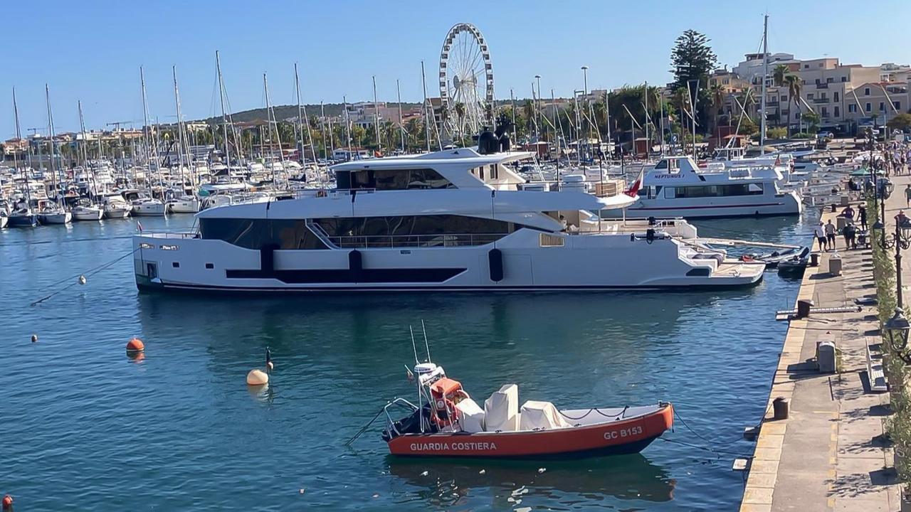 Alghero, 35enne trovato morto su una barca al porto