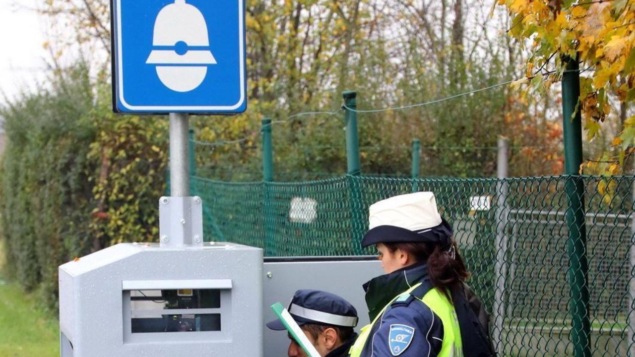Agenti della municipale piazzano l’autovelox (foto d’archivio)