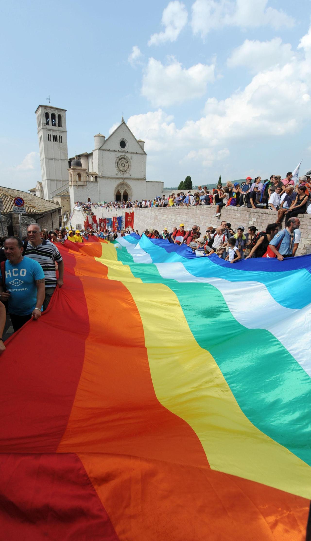La marcia della pace ad Assisi
Partecipanti alla ''Marcia della pace '' Assisi-Perugia portano la grande bandiera arcobaleno davanti alla basilica superiore di San Francesco, Assisi, Perugia, 25 settembre 2011. .ANSA / PIETRO CROCCHIONI