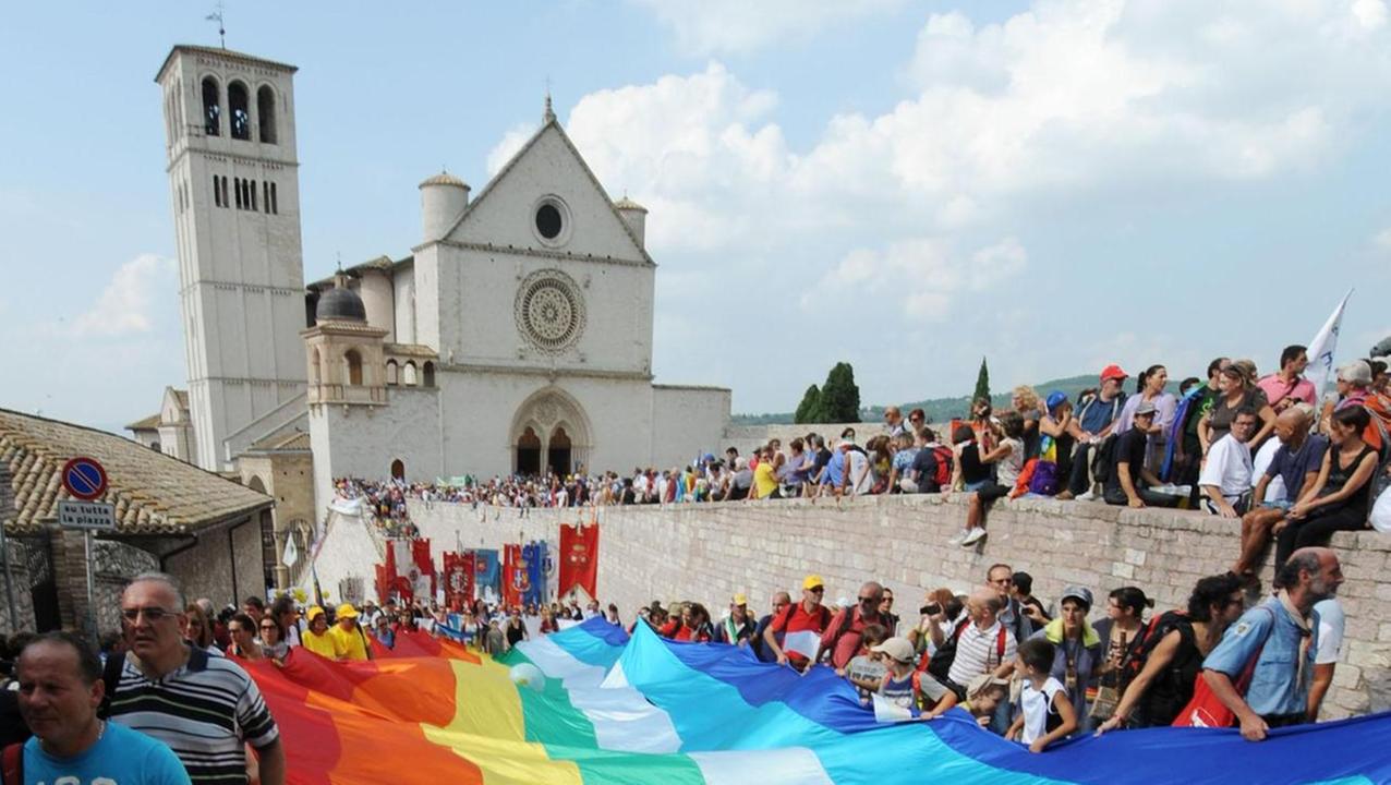 La marcia della pace ad Assisi
Partecipanti alla ''Marcia della pace '' Assisi-Perugia portano la grande bandiera arcobaleno davanti alla basilica superiore di San Francesco, Assisi, Perugia, 25 settembre 2011. .ANSA / PIETRO CROCCHIONI