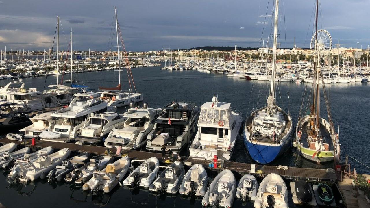 Alghero, 35enne trovato morto su una barca al porto – ecco cosa sappiamo