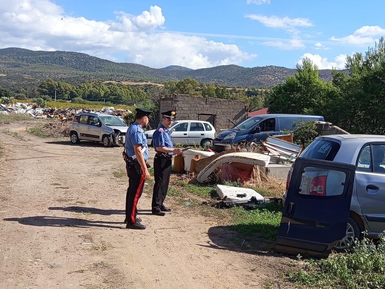 Auto rubate e rifiuti speciali nel terreno di un disoccupato: ecco che cosa hanno trovato i carabinieri