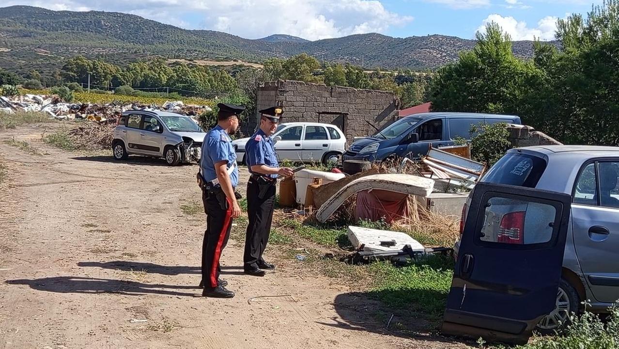 Auto rubate e rifiuti speciali nel terreno di un disoccupato: ecco che cosa hanno trovato i carabinieri