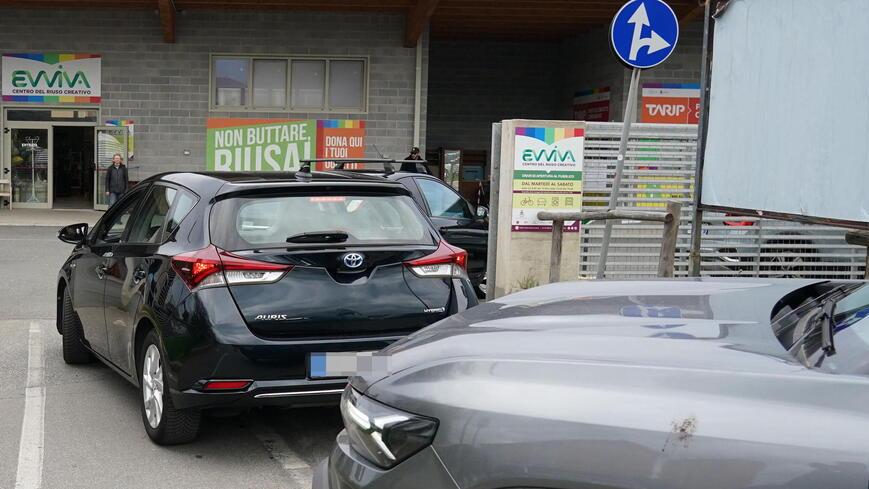 Auto in ingresso al centro di raccolta