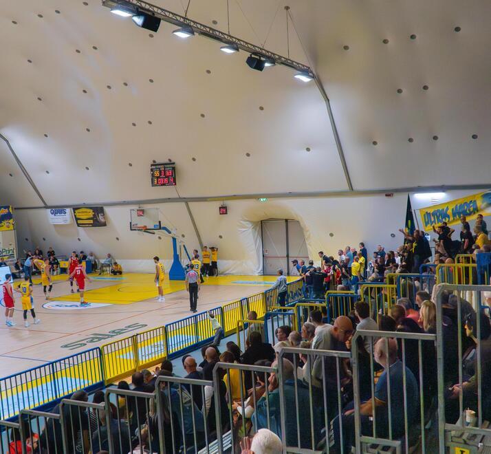 
	Il pubblico sulle tribune del Palatenda in occasione della partita tra Golfo e Chiusi (foto Lorenzo Manzini)

