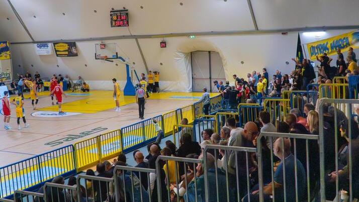 Il pubblico sulle tribune del Palatenda in occasione della partita tra Golfo e Chiusi (foto Lorenzo Manzini)