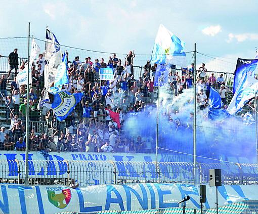 Prato, chiuso il bar dello stadio: tifosi in rivolta