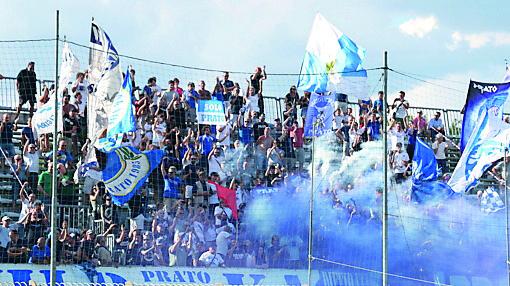 Prato, chiuso il bar dello stadio: tifosi in rivolta