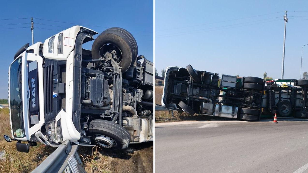 Camion ribaltato nella rotatoria di strada Canaletto