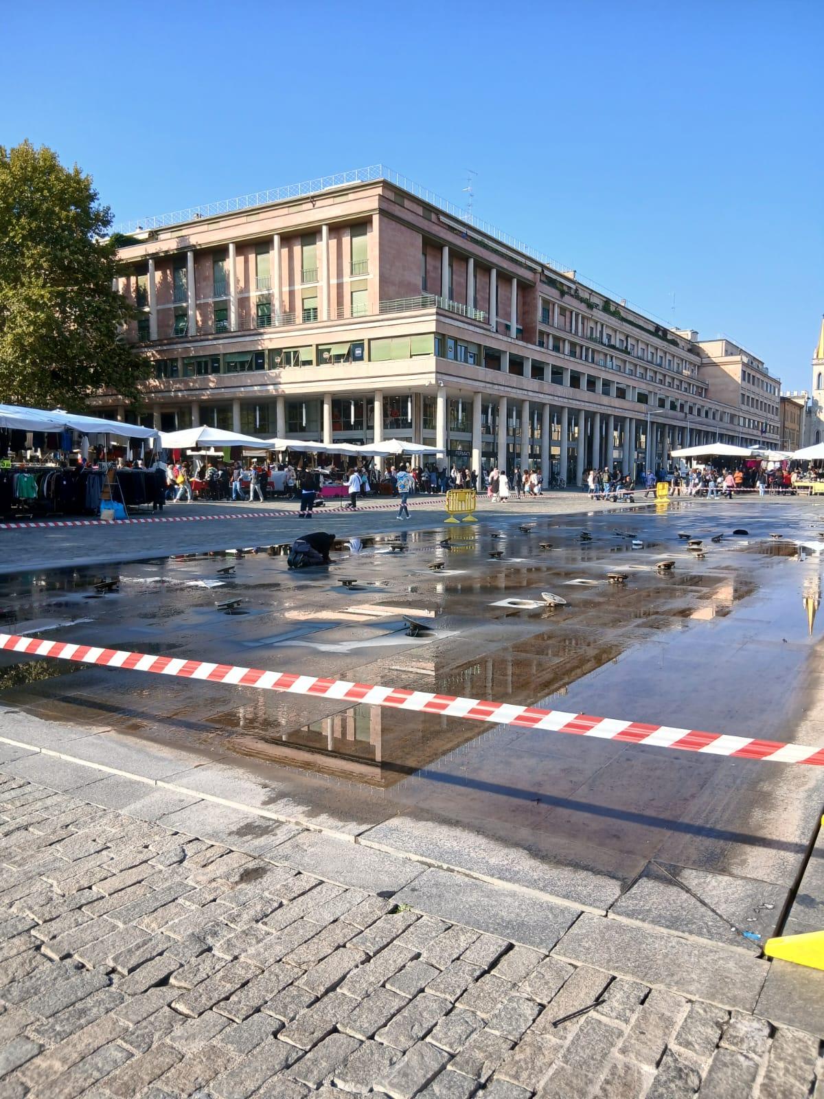 Lavori in corso alla fontana in piazza Martiri del 7 Luglio