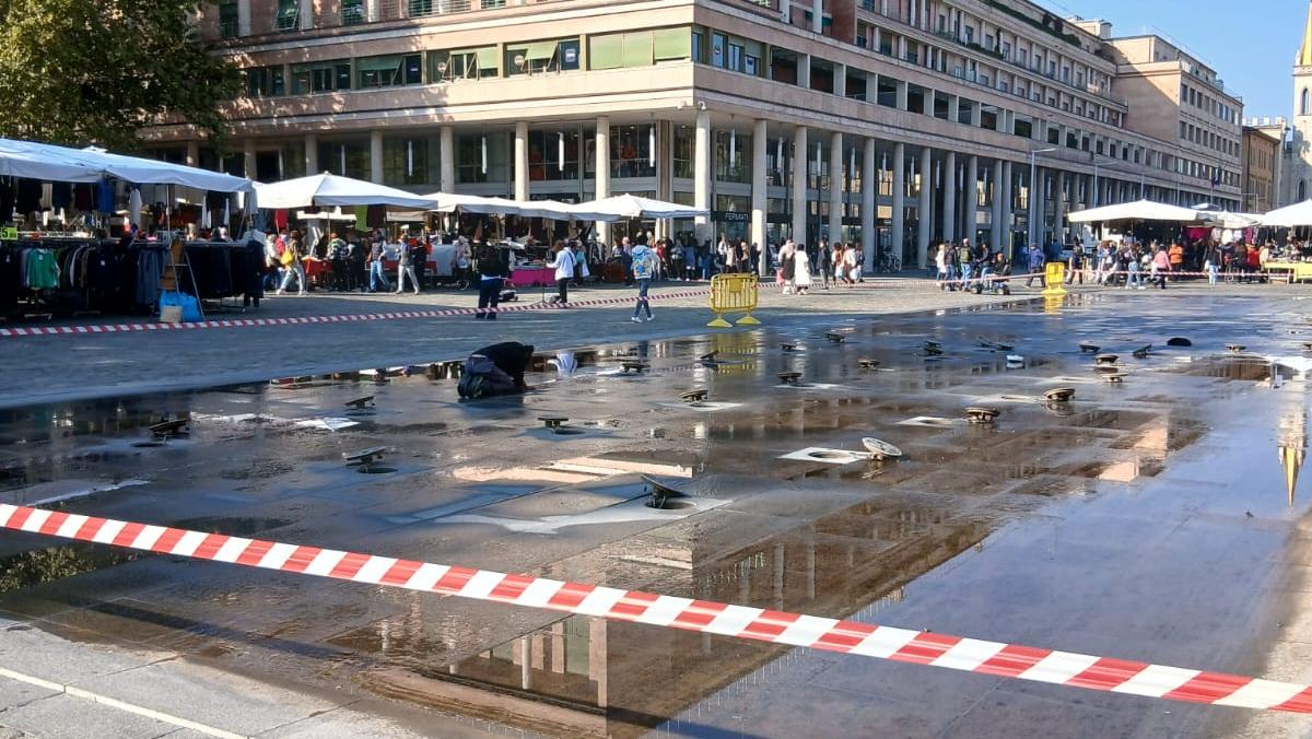 Lavori in corso alla fontana in piazza Martiri del 7 Luglio