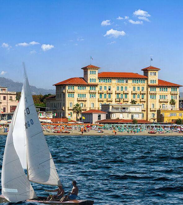 Il Grand Hotel Royal di Viareggio visto dal mare