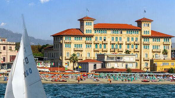 Il Grand Hotel Royal di Viareggio visto dal mare