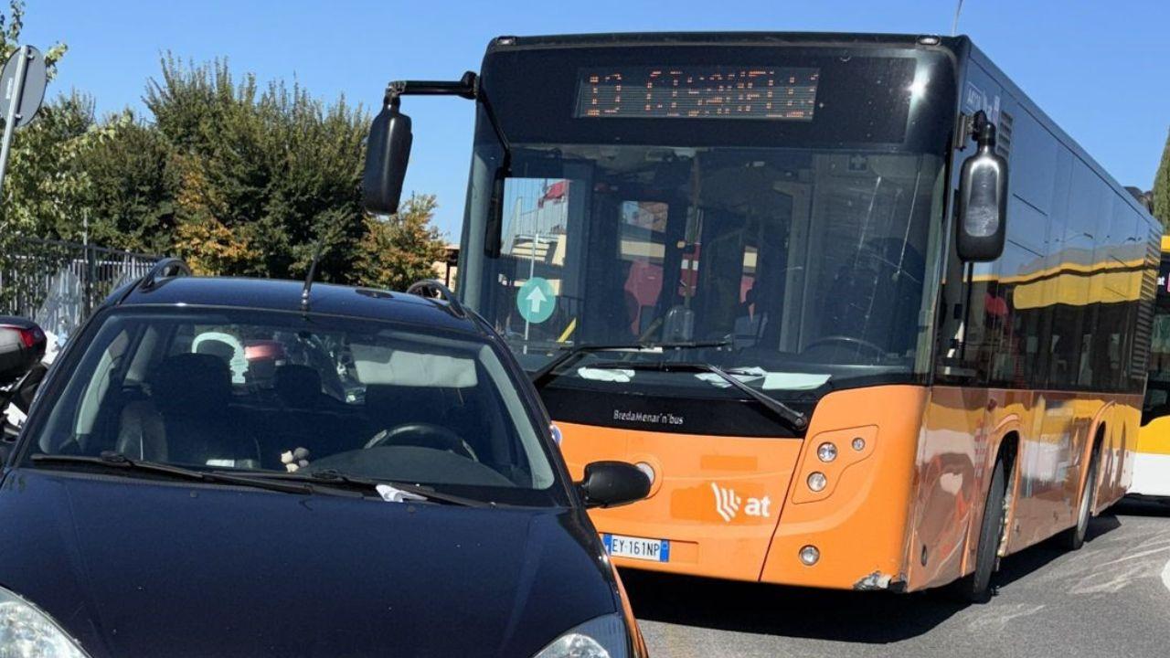 Un’auto parcheggiata in divieto di sosta che blocca il passaggio degli autobus alla rotonda dell’ospedale