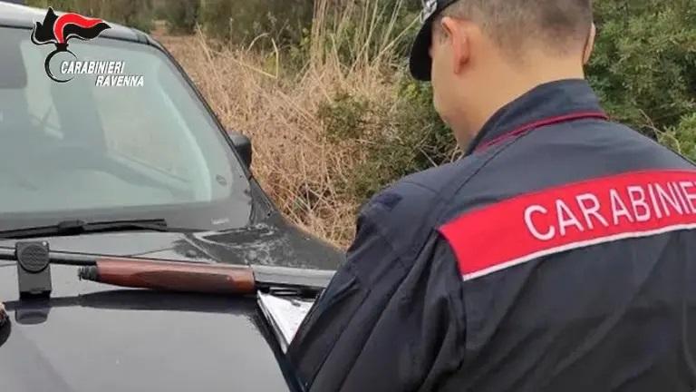 Argenta, vuole sparare a un uccello ma colpisce un operaio