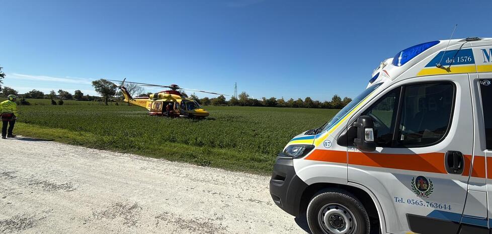 
	L&rsquo;eliambulanza Pegaso 2 &egrave; atterrata in un campo a margine del viale di San Guido a Bolgheri

