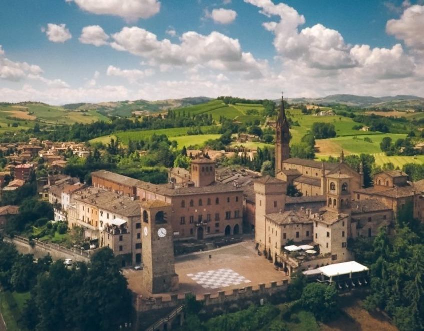 
	Piazza Roma a Castelvetro (foto di Terredicastelli.eu)

