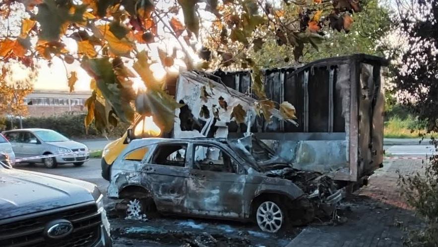 Due dei mezzi distrutti a Palazzi