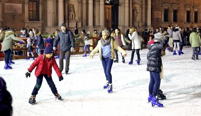 
	La pista del ghiaccio di piazza Roma

