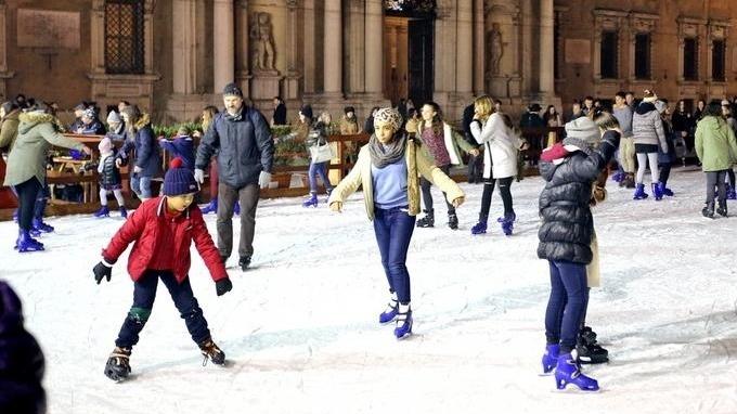 La pista del ghiaccio di piazza Roma