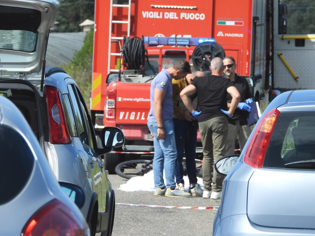 Terralba gli inquirenti ispezionano il corpo di Claudio Manca e il luogo dell'incidente