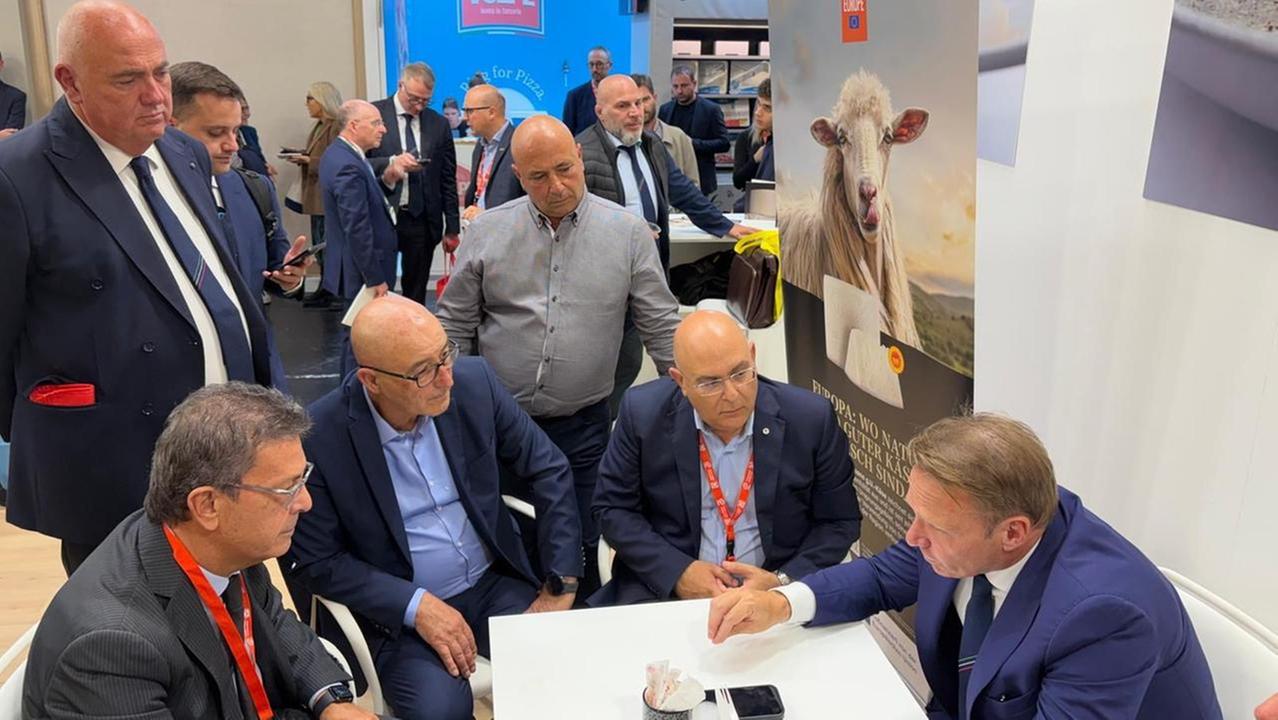 Il ministro Lollobrigida: «Massimo impegno per tutelare il Pecorino Romano»