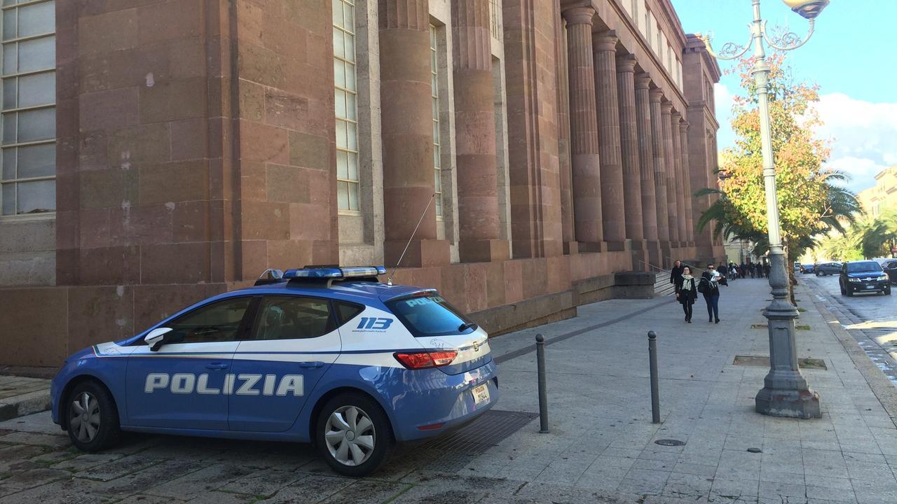 Minaccia i titolari del bar con la catena della bicicletta